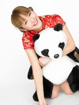 组图：佐佐木希玩变装秀 穿旗袍抱熊猫