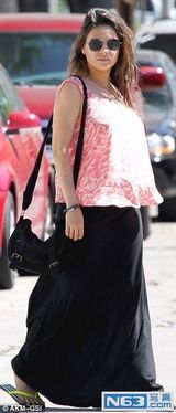 组图:米拉-库尼斯挺孕肚高调逛街 库彻买双人餐