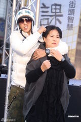 罗志祥新书大卖欲购名车 罗妈捐两百万做公益(图)