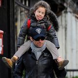 幻灯：“金刚狼”爱女骑父做鬼脸 表情丰富可爱