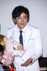 组图：王心凌穿婚纱摔倒 装傻避谈姚元浩