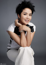 组图：蒋雯丽黑白写真 短发俏皮明眸动人