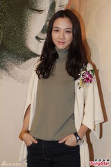 组图：汤唯香港支持父亲画展