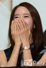 组图：韩剧《总理和我》发布 少时允儿害羞扮花