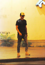 组图：李晨独自出门吃饭 衣着低调形单影只