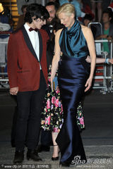 高清图：《我们需要谈谈凯文》首映 蒂尔达大秀裸背