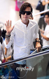 组图：韩星张根硕赴日宣传 戴发夹着装个性