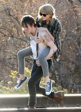 组图：泰勒MV与男模亲昵搂抱 金鸡独立露奶罩