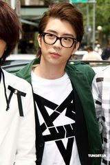 幻灯图：棒棒堂王子百万名车庆生 毛弟小杰现场献吻 