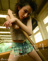 组图：张俪时尚大片庆生 秀双子女孩致命性感