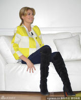 组图：抖奶超模阿普顿亮相 黄色外套明艳动人