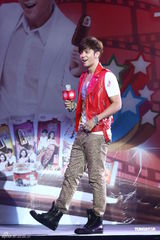 组图：罗志祥出席活动迟到玩求婚 刘心许飞同台