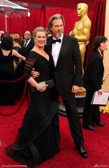 高清组图：奥斯卡红毯 杰夫-布里奇斯搂爱妻亮相