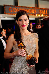 高清组图：影后桑德拉亮相州长舞会 红唇娇艳