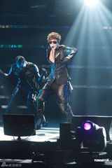 组图：金贤重香港会粉丝劲歌热舞造型炫酷