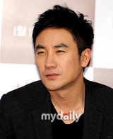 组图：严泰雄郑丽媛新片试映 称票房好考虑婚事