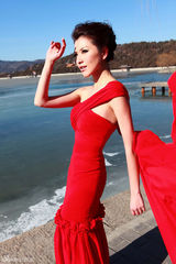 组图：徐洁儿写真红裙绽放 身姿妖娆喜迎事业开门红