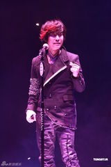 组图：巫启贤邰正宵红馆齐献唱 为灾民祈福