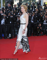 组图：《维纳斯》首映 妮可时尚裙装露背