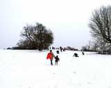 高清图：裘德-洛携三子度假 带爱女乘雪橇场面温馨