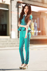 组图：姜雯初秋写真摩登简约似暖阳