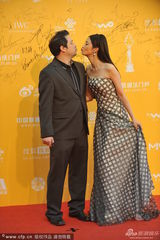 组图：伍仕贤携爱妻现身 龚蓓苾抹胸裙热情挥手