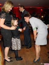 组图：盘点凯特与孩童温馨瞬间 王妃母爱泛滥眼神温柔