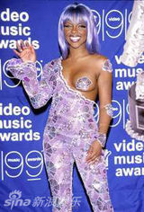 组图：麦莉扮性感饶舌女歌手 紫发裸单乳