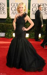 高清图：朱莉亚-斯蒂尔斯亮相红毯 黑裙复古华丽