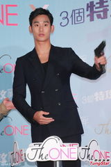 组图：金秀贤感动粉丝冒雨支持 望与周星驰见面