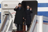 组图：习近平与夫人彭丽媛手挽手抵莫斯科机场