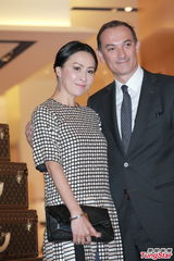 组图：刘嘉玲优雅亮相艺术展 否认手持8亿物业