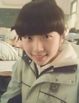 组图：《非诚勿扰》黄菡女儿近照 刘海齐眉