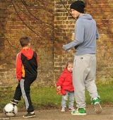 组图：贝克汉姆带子女公园游玩 小七萌趣可爱