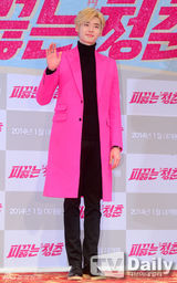 组图：《热血青春》试映 李钟硕亮粉西装抢镜