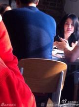 组图：王菲与嫩男平民餐厅下午茶 猛看对方手机