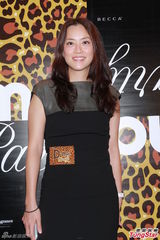 组图：应采儿粉裙裸背谈造人大计 陈小春悠闲搞怪