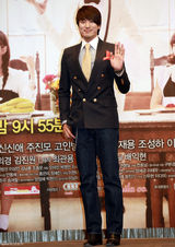 组图：韩剧《浪漫小镇》宣传 成宥利闵孝琳美腿PK