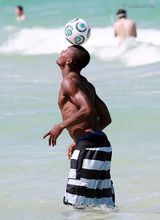 幻灯图集：科特迪瓦中场卡劳和女友迈阿密海滩戏水