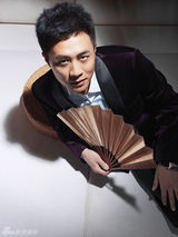 高清图：杜淳头戴玫瑰拍大片 演绎潇洒版西门庆