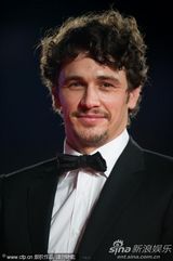 组图：电影《萨尔》首映 男演员Val Lauren大玩自拍