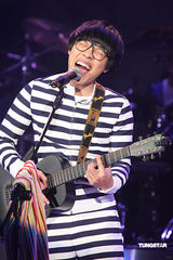 幻灯：卢广仲台北激情开唱 与歌迷共度摇滚圣诞