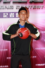 组图：2011香港先生开始报名 司仪吕慧仪亲近男色