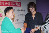 组图：韩国办世界动物电影节 金民俊抱狗狗有爱