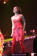 组图：Twins上海开唱张杰助阵 阿Sa赞其好男人