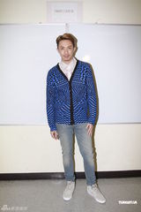 组图：《劲歌金曲》录影 黄耀明张继聪王菀之献唱