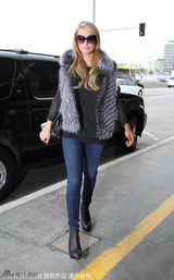 组图：希尔顿墨镜皮草装亮相 V字手势大方任拍