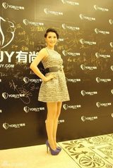 组图：莫小棋亮相时尚新品发布会秀美腿