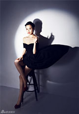 组图：石小群黑色质感写真风情别有韵味