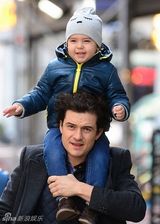 组图：可儿潮装走路带风 布鲁姆携子骑肩逗趣